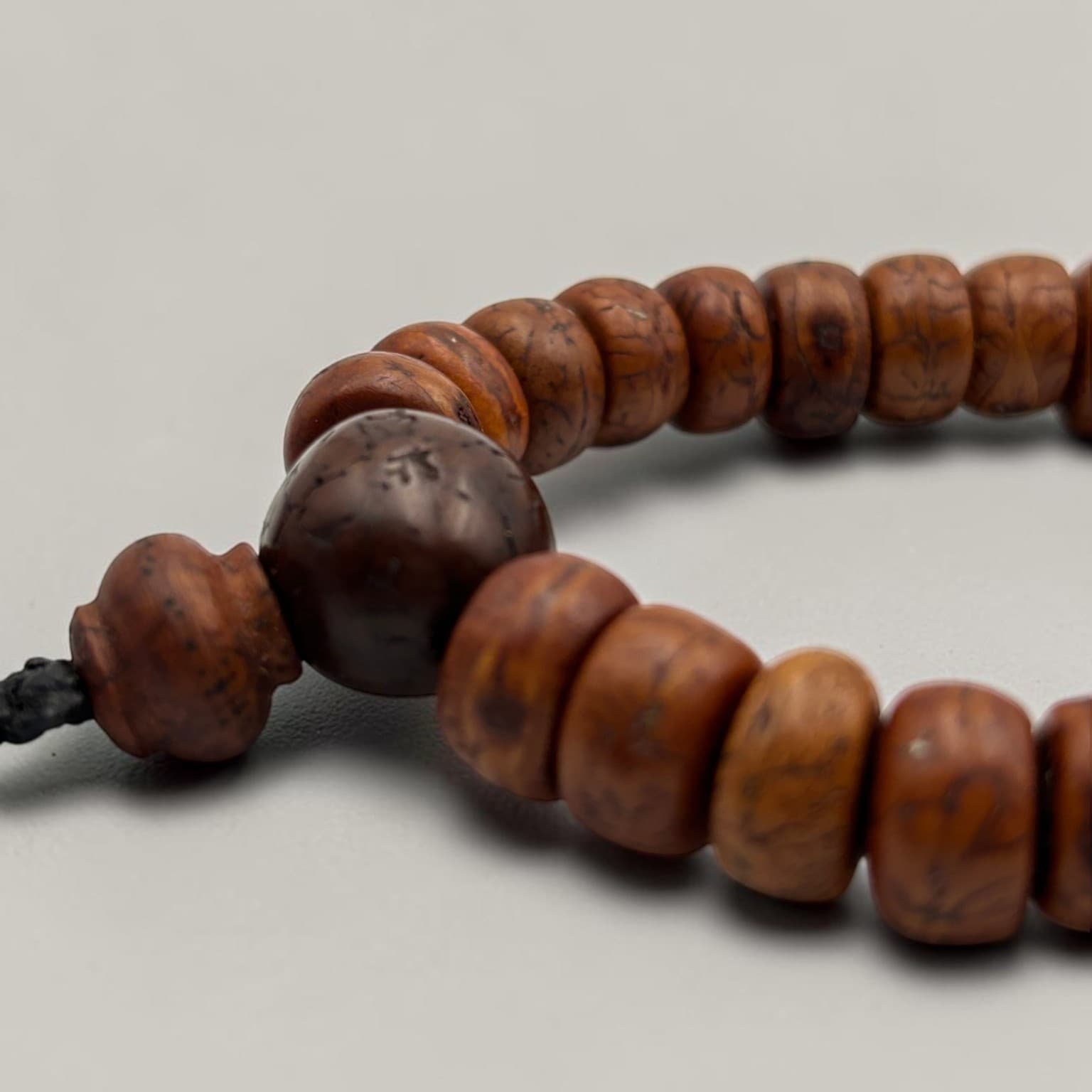 Auténtica Mala de Semillas de 2 Mukhi Bodhi (12 mm) – Cuentas de meditación con corte de ábaco sagrado